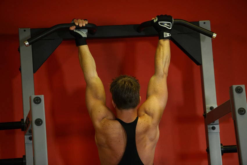 Mixed Grip Chin — start position