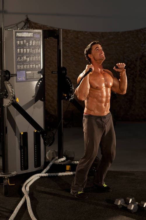 Alternating Cable Shoulder Press — start position